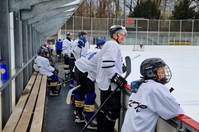 BERN96 CUP UND PROMOTION GAME FRAUEN

Am 1. März 2025 fand unser erster Bern96 Cup auf dem Weyerli statt. Spielerinnen und Spieler haben in acht gemischten Mannschaften von U9 bis zu den Veteranen um den legendären Cup gekämpft. Gewonnen hat das Team Flyers.
An der Bar gab es Getränke und köstliche Verpflegung mit vielen selbstgemachten Kuchen, Züpfen etc. Herzlichen Dank an alle, die einen Beitrag für diesen tollen Vereinsanlass geleistet haben und für gute Stimmung gesorgt haben!
Sogar TeleBärn besuchte uns und filmte einen Beitrag über unseren Anlass (im Video ab 12:41).

Im Anschluss an den Cup fand das erste Promotion Game unserer Frauenmannschaft gegen die Hockey Ladies Oberwallis statt. Trotz lautstarker Unterstützung von vielen Fans blieb der Match bis zum Schluss eine Zitterpartie. Zum Glück holten unsere Frauen im Penaltyschiessen den Sieg!
