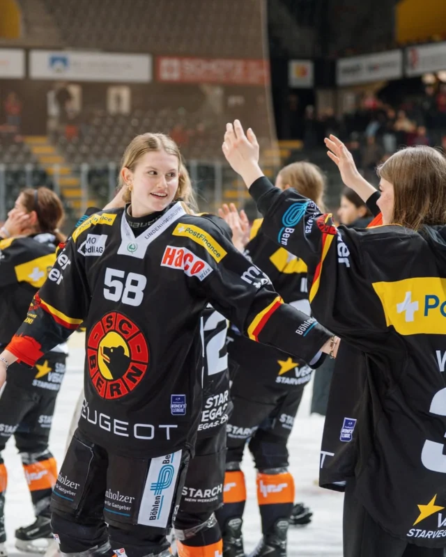🎉🏆 HERZLICHEN GLÜCKWUNSCH! 
Im Namen des EHC Bern 96 gratulieren wir den @scb_frauen_official  ganz herzlich zum Gewinn der Meisterschaft! 

Ein besonderer Applaus geht auch an unsere ehemalige Spielerin Mila Croll– wir feiern mit dir deinen Meistertitel in der SWHL mit dem SC Bern! 🥳✨ 

Es war uns eine Freude, dich auf deinem Weg begleiten zu dürfen, und wir wünschen dir von Herzen weiterhin viel Erfolg, Gesundheit und unvergessliche Momente auf dem Eis! 💙💛 

#EHCBern96 #SCBFrauen #SWHL #HockeyFamily #Champions